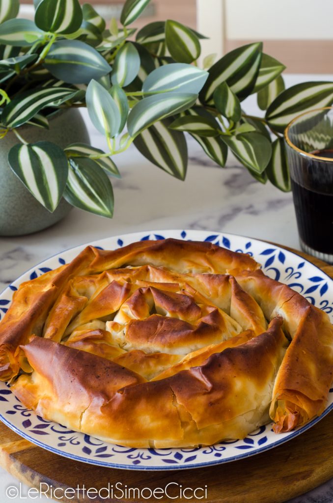 Burek à la viande avec pâte filo croustillante