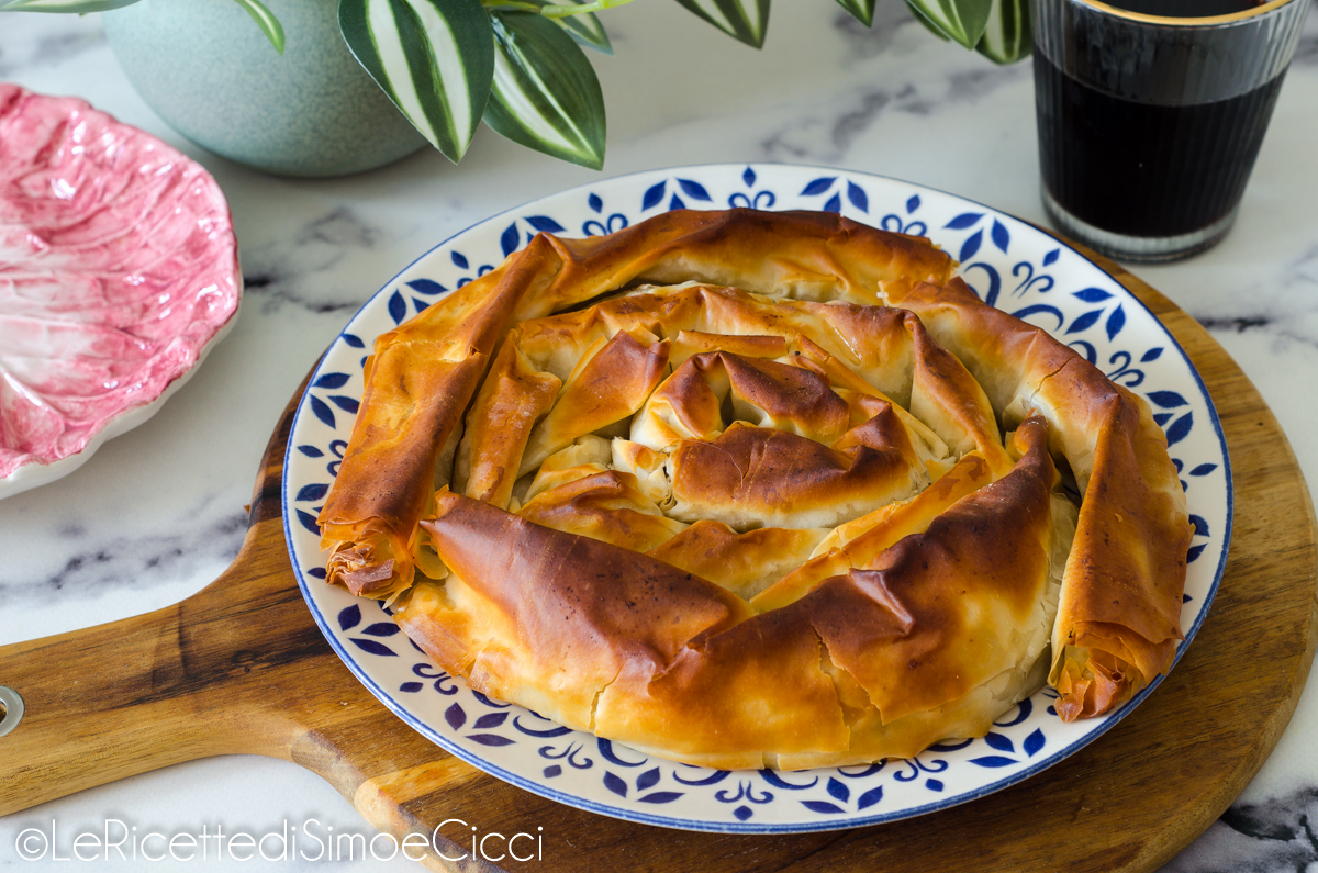 Burek à la viande avec pâte filo croustillante