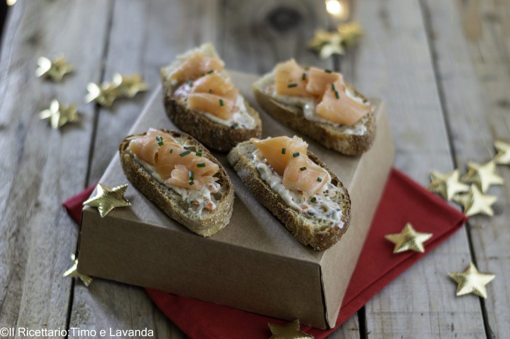 Crostini au saumon et sauce au raifort