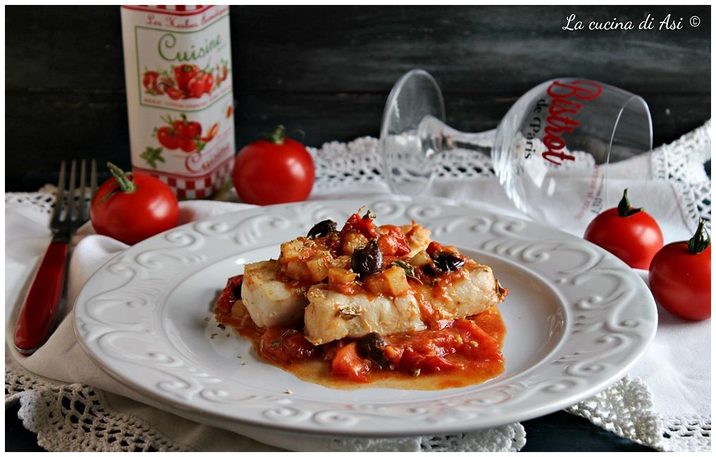 Filets de cabillaud mijotés avec tomates et olives