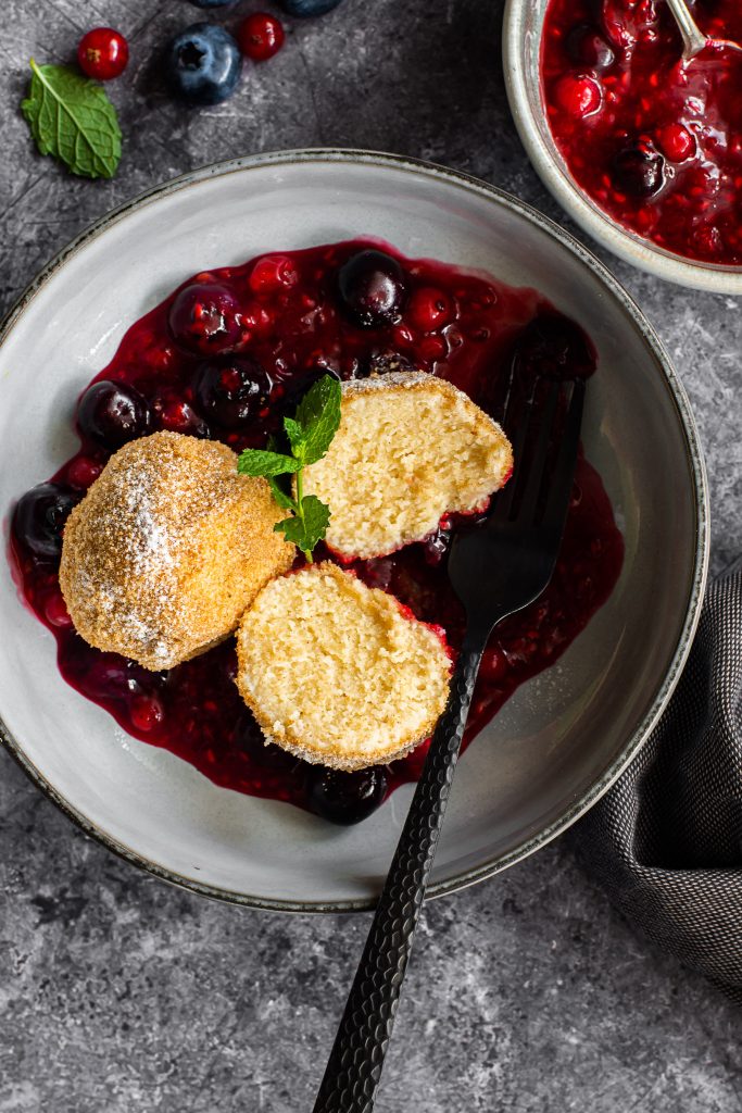 Canederli sucrés à la ricotta avec des fruits des bois