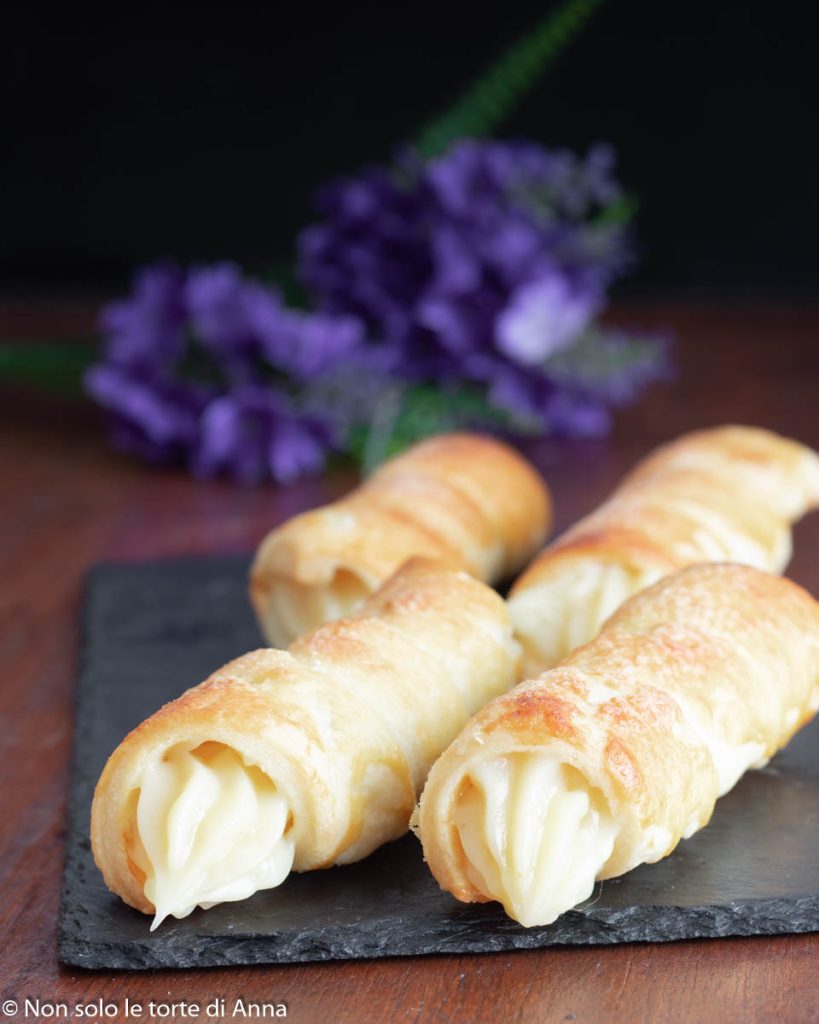 cannoli de pâte feuilletée avec crème pâtissière