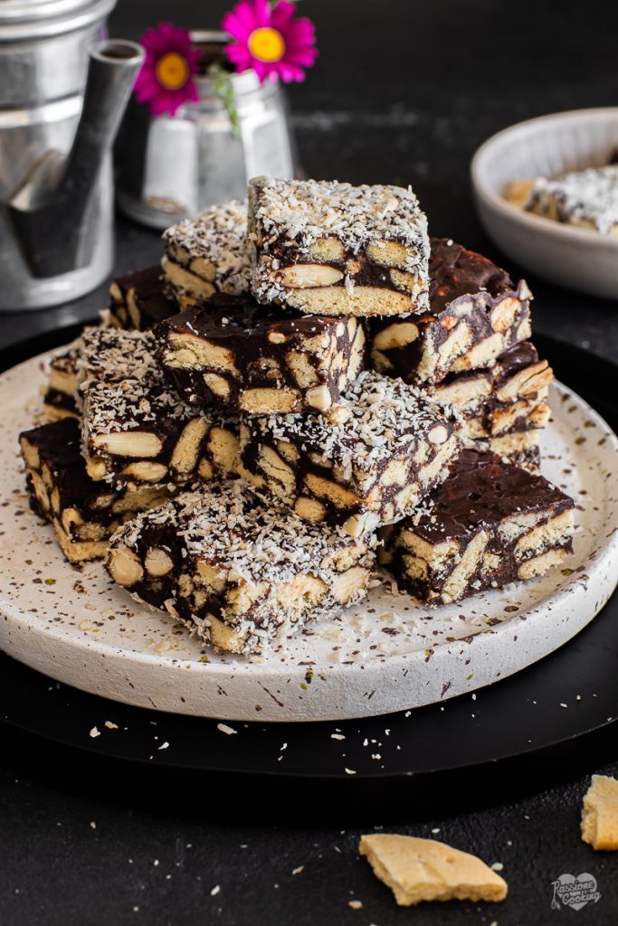 Carrés à la noix de coco avec biscuits et chocolat