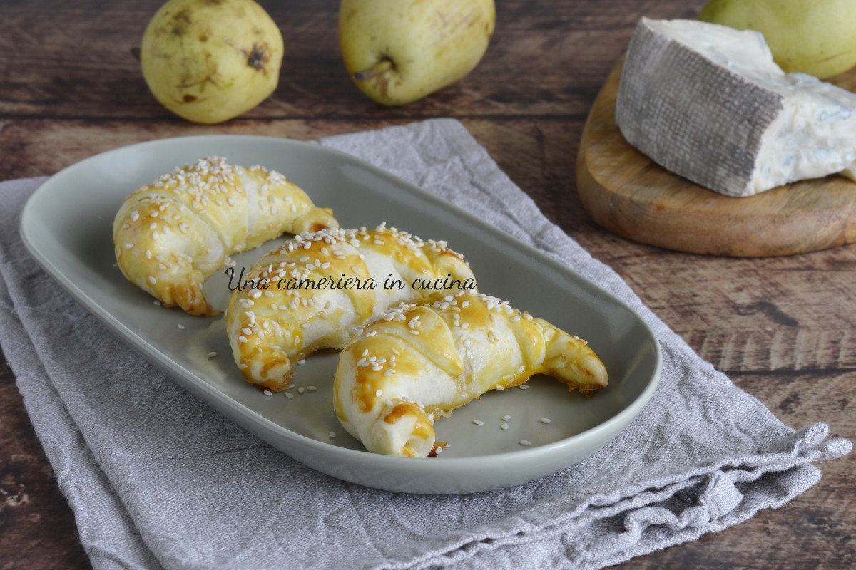 Croissants de pâte brisée avec gorgonzola et poires