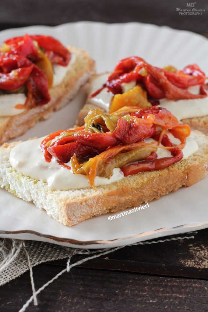Crostini avec poivrons rôtis et sauce au thon