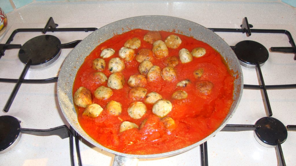 Boulettes d'aubergines à la sauce tomate