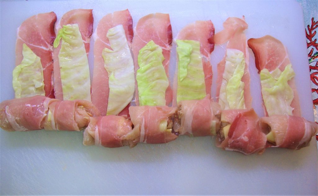 Roulades de poulet, chou et speck