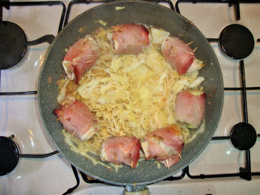 Roulades de poulet, chou et speck