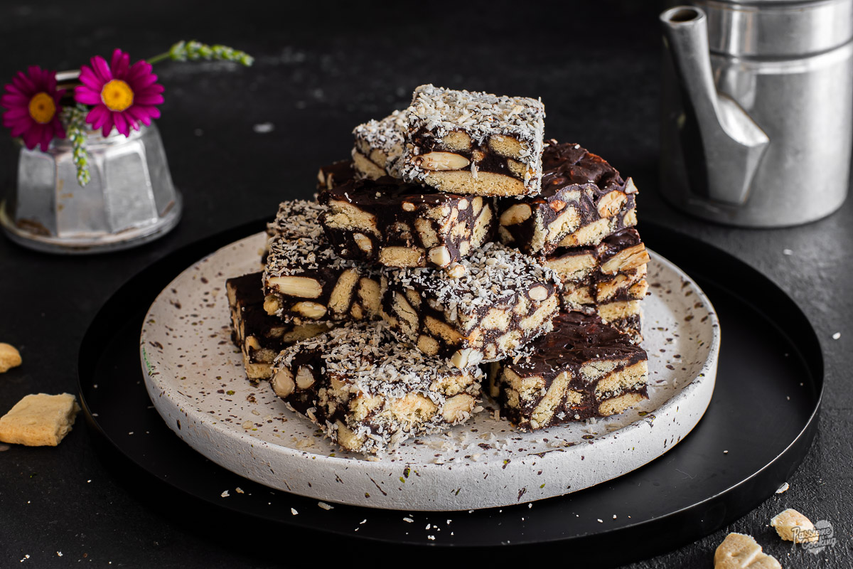 Carrés à la noix de coco avec biscuits et chocolat
