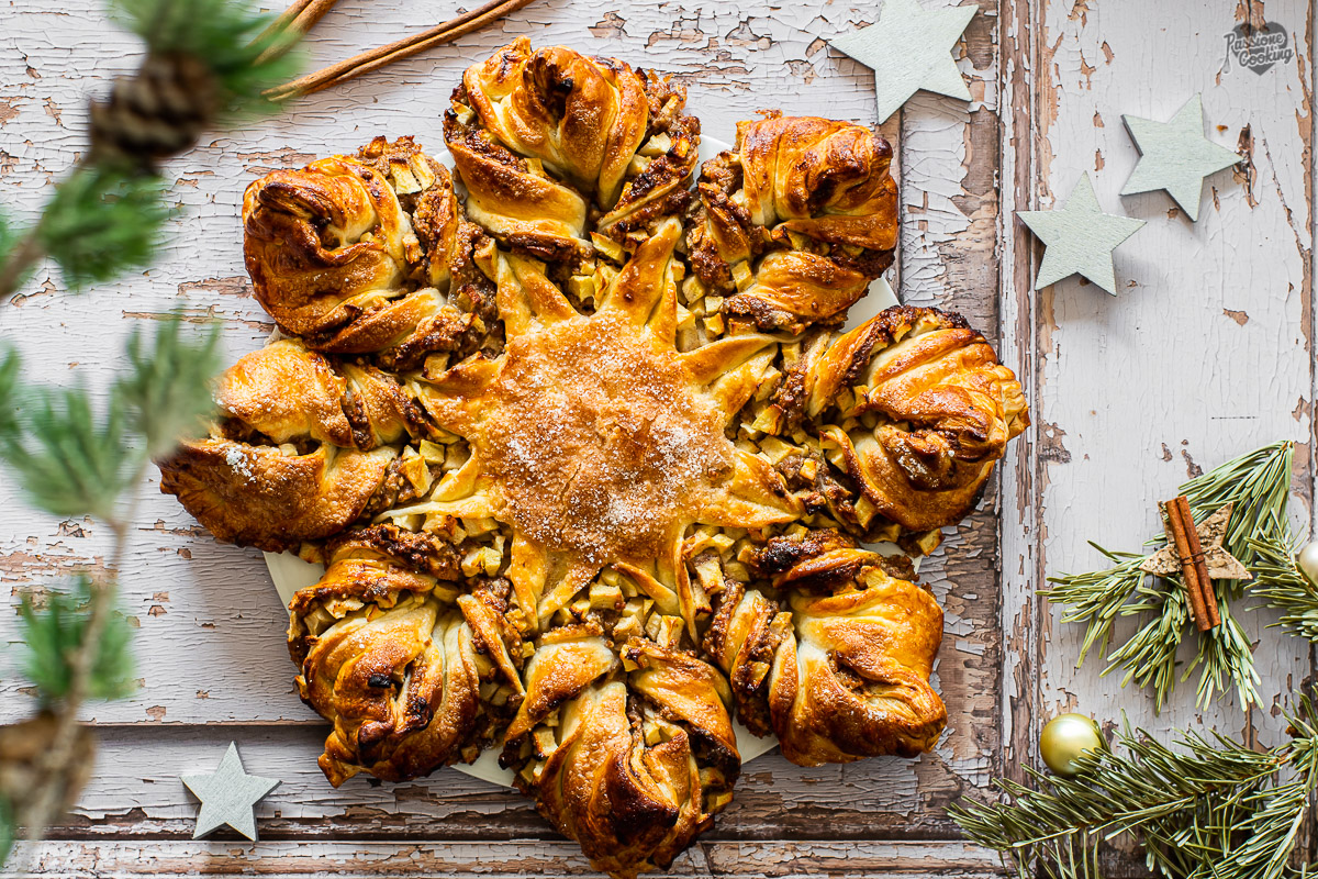 Étoile de pâte feuilletée épicée avec des pommes