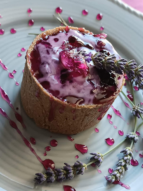 Un petit cheesecake aux myrtilles parfumé à la lavande