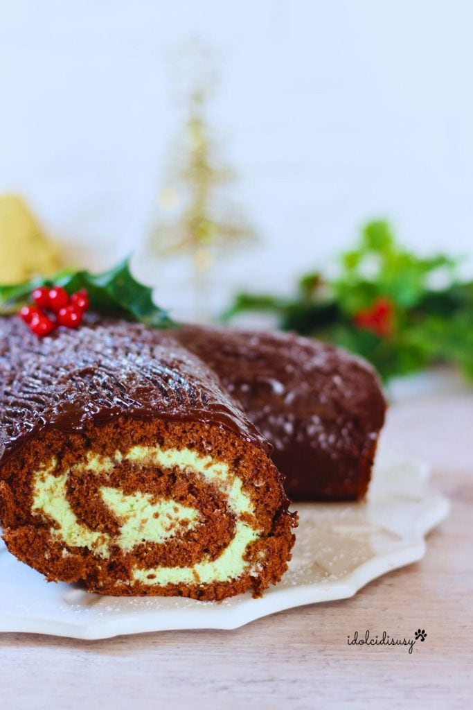 bûche de Noël au chocolat avec garniture de pistache