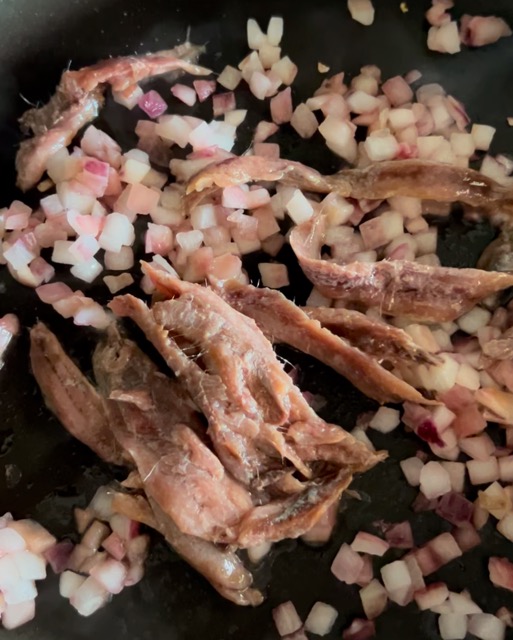 Faites revenir un oignon et ajoutez ensuite les filets d'anchois