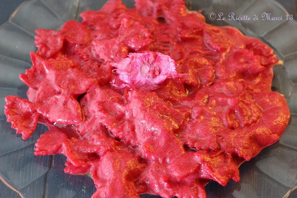 Farfalle fuchsia à la betterave et crème. Recette facile, rapide et impressionnante.