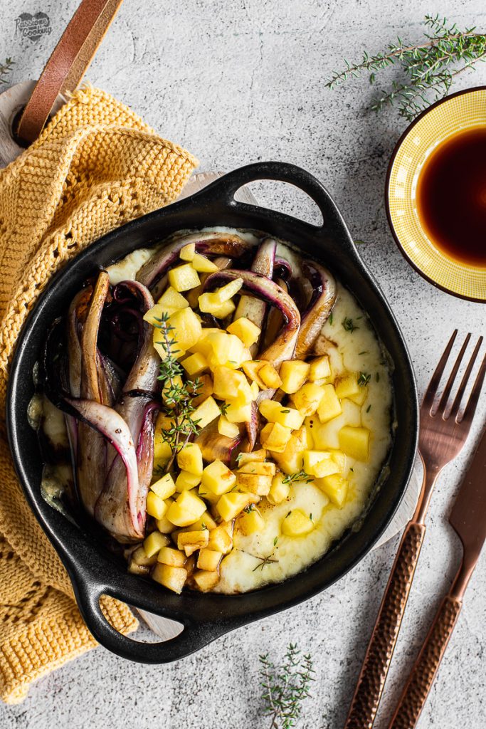 Fromage fondu avec chicorée sautée et pommes Pinova bio