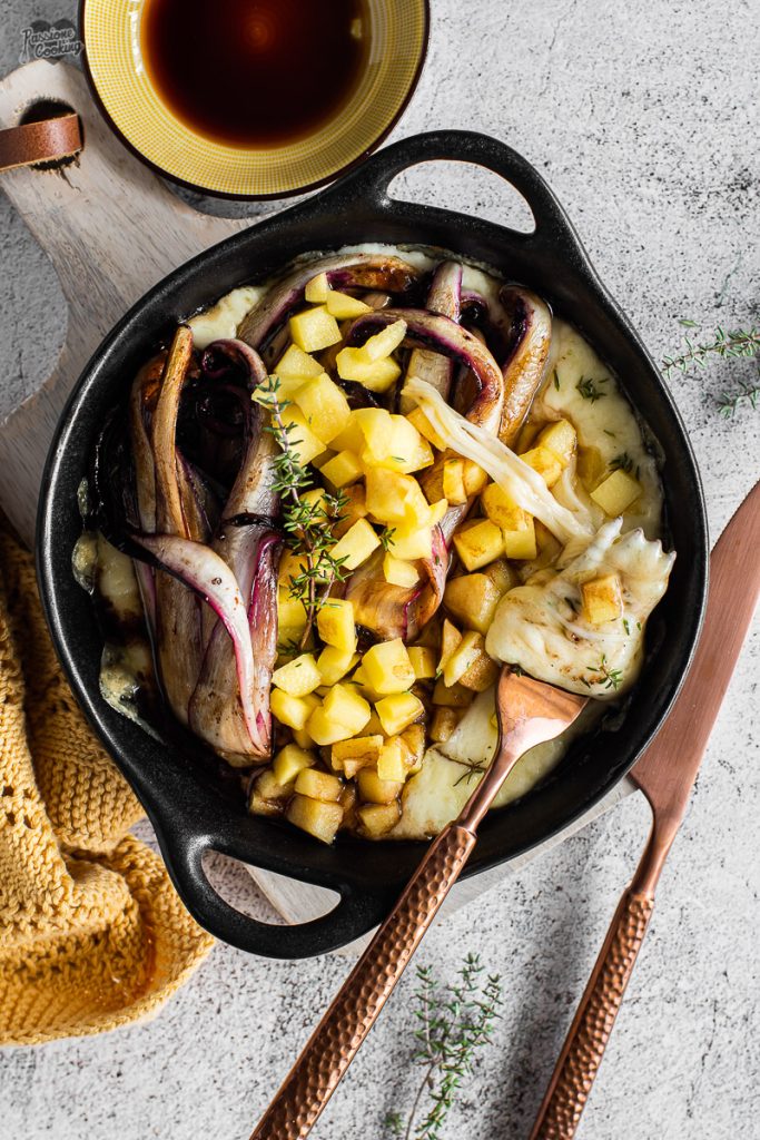 Fromage fondu avec chicorée sautée et pommes Pinova bio