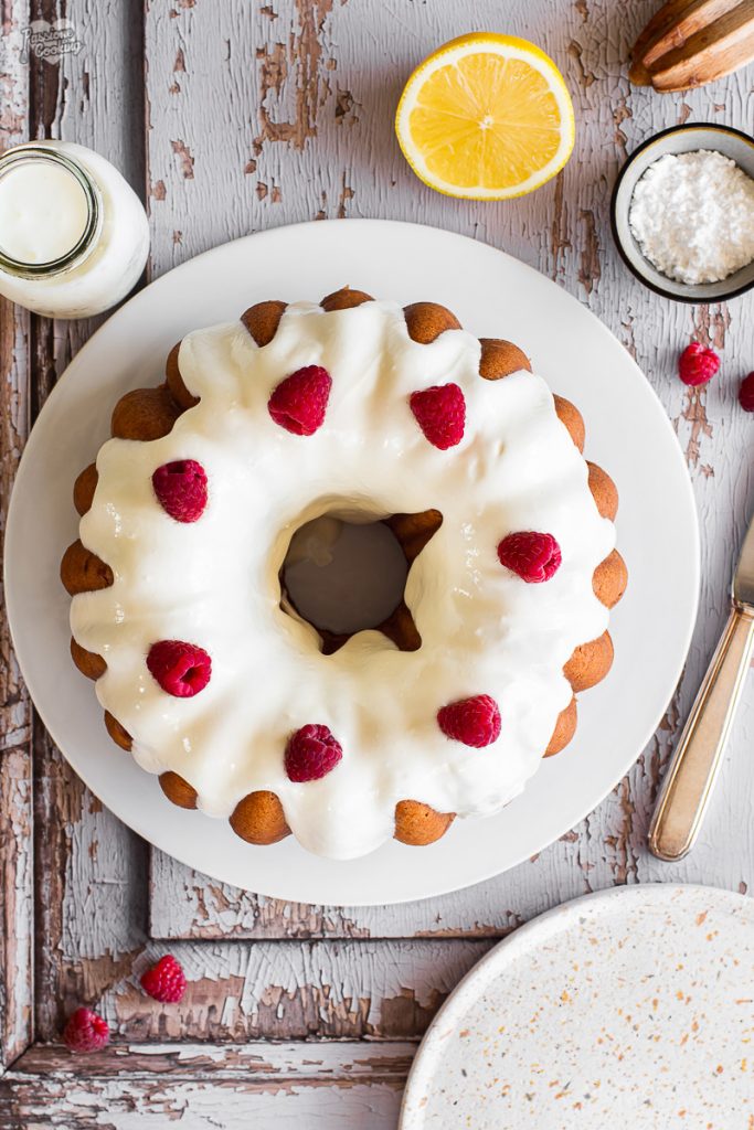 Gâteau au beurre et kéfir avec framboises