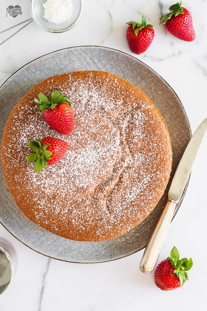Gâteau au lait chaud avec des fraises