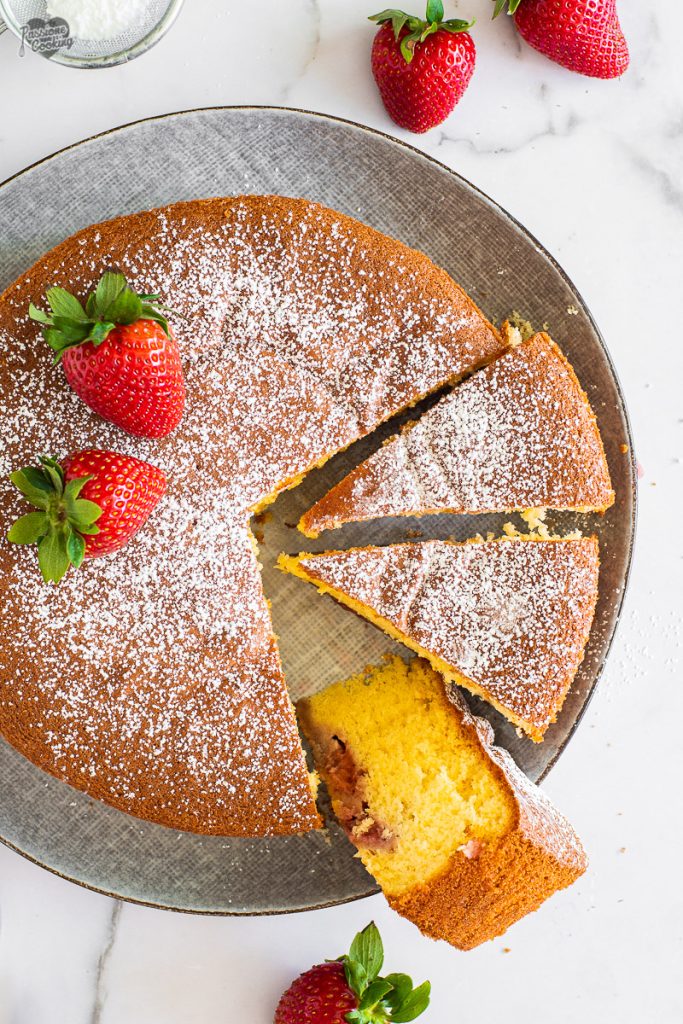 Gâteau au lait chaud avec des fraises