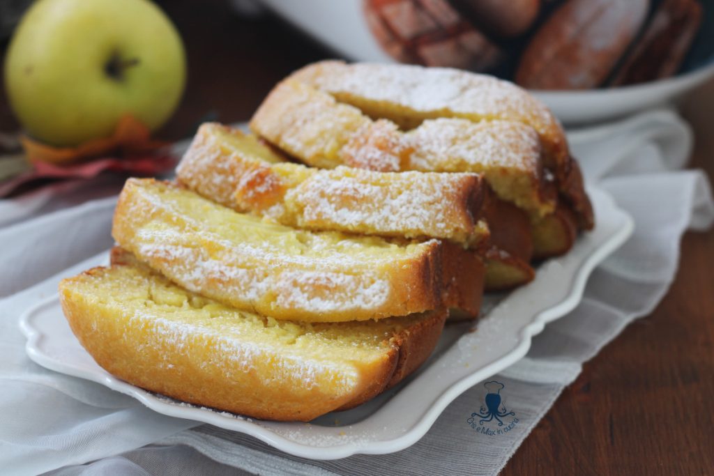 Gâteau crémeux aux pommes avec la machine à pain