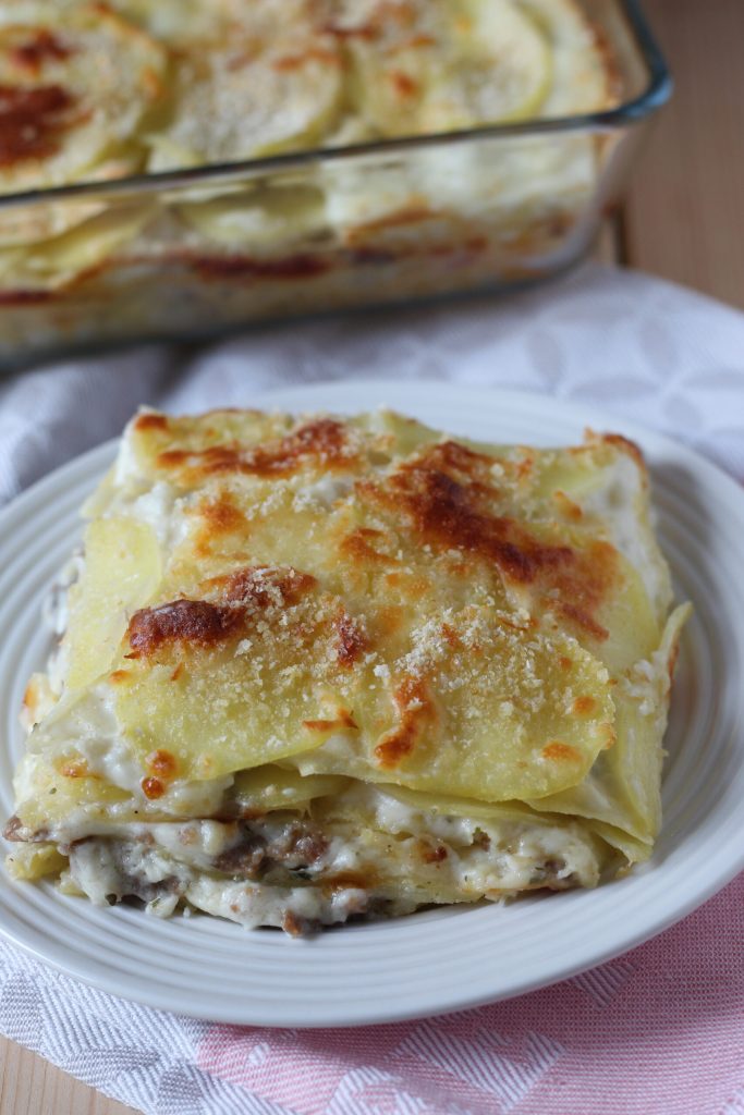 lasagnes avec pommes de terre, saucisse et champignons