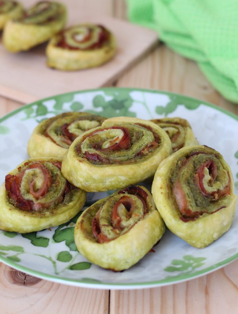 roulés de pâte feuilletée au pesto et speck