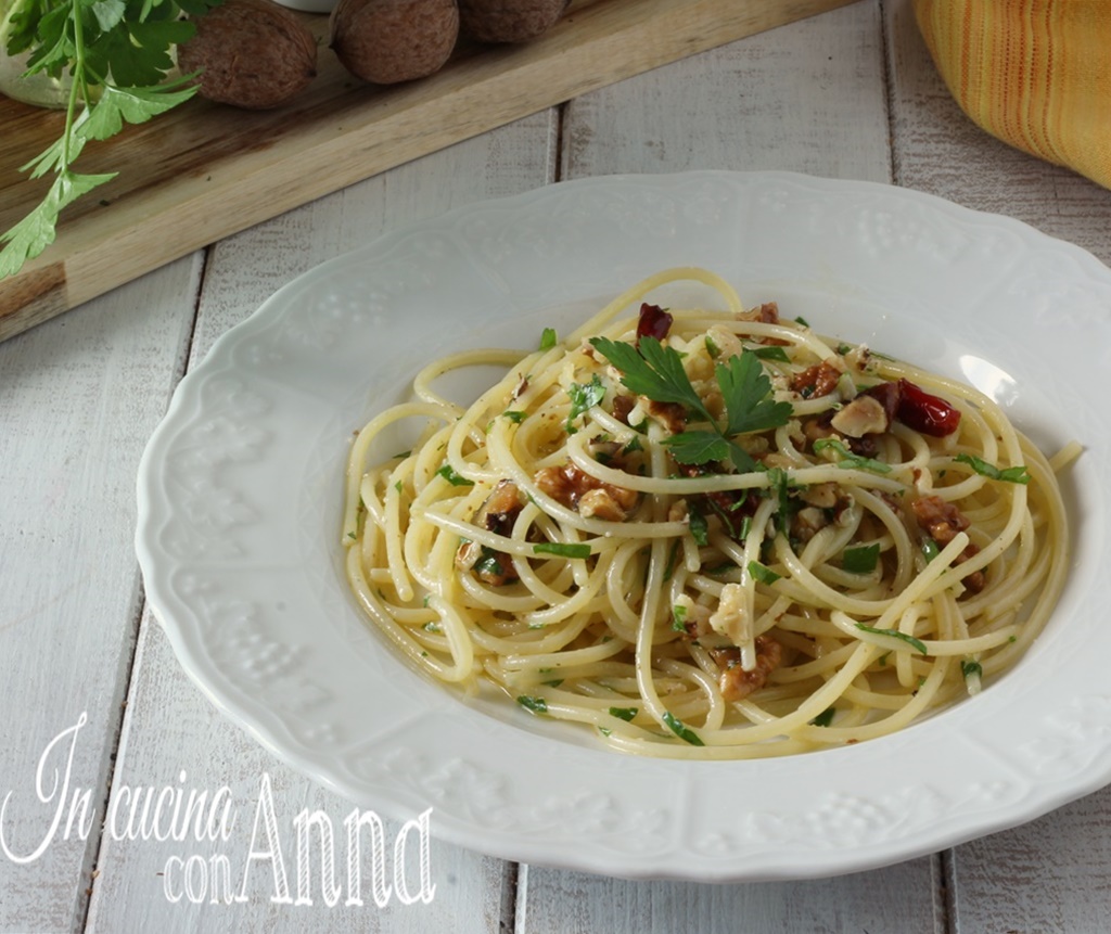 Spaghetti ail, huile, piment et noix