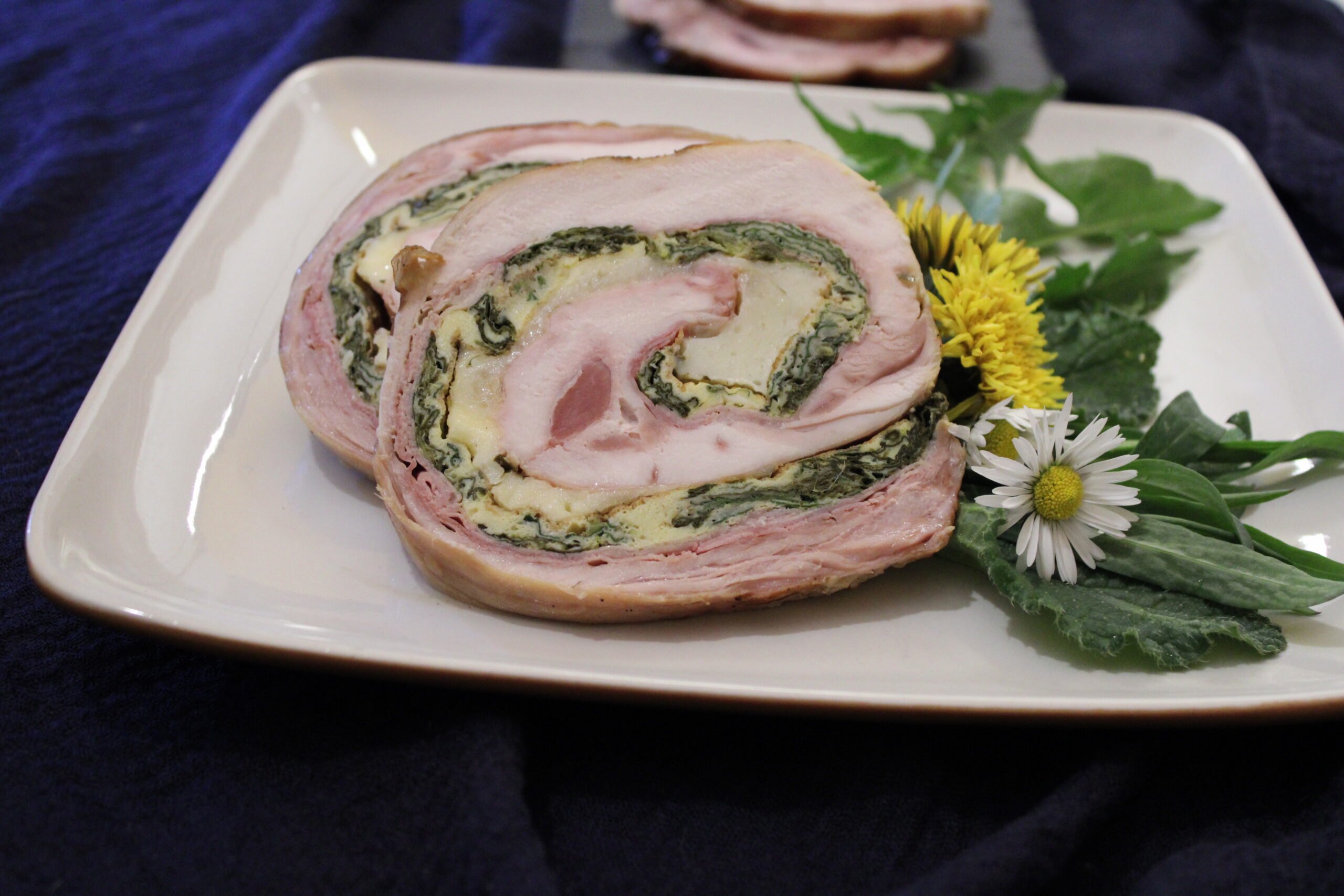 Roulade de lapin farcie aux herbes sauvages.