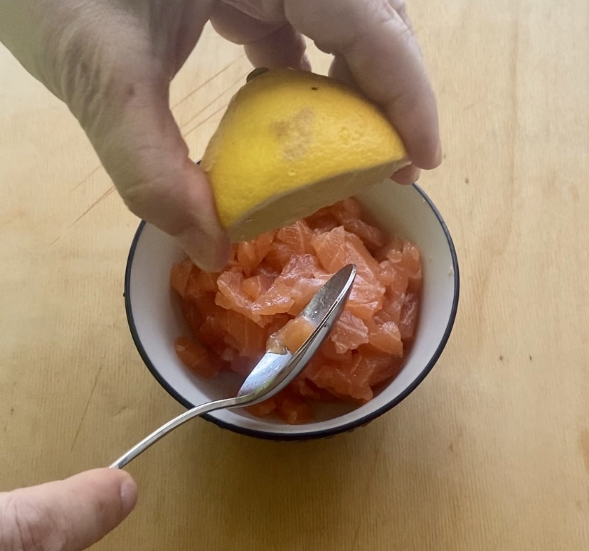 Assaisonner le saumon