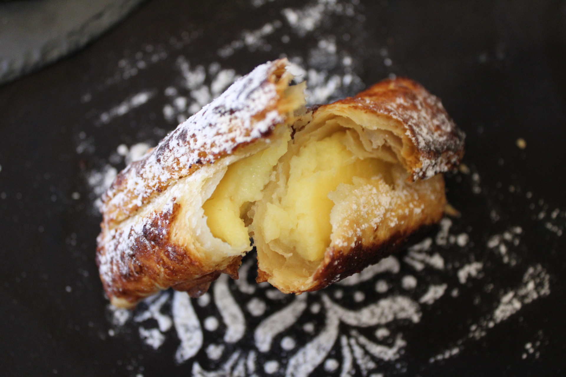 Feuilletés à la crème et glaçage à l&rsquo;amande.