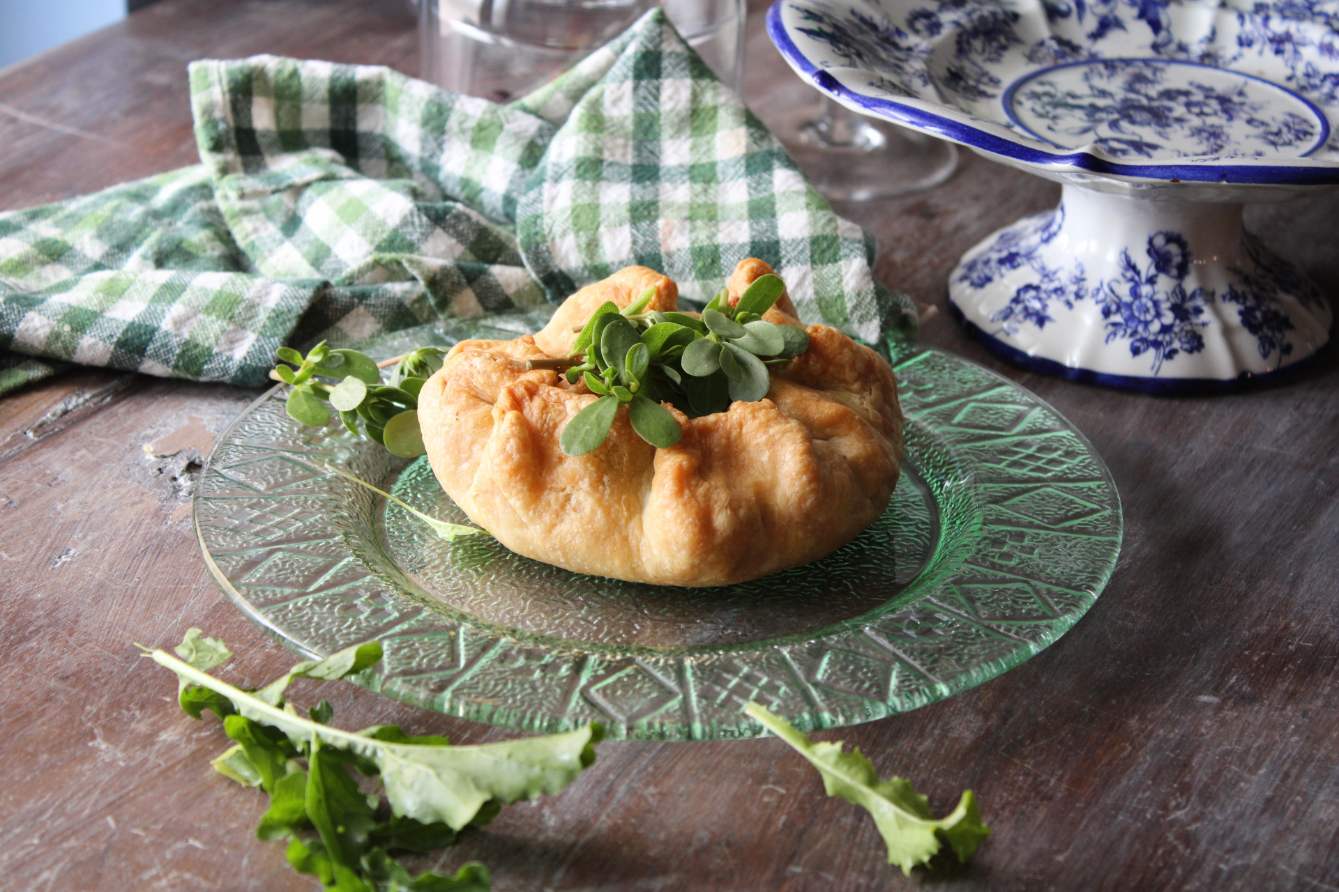 Feuilleté de pâte brisée avec saucisse et artichauts