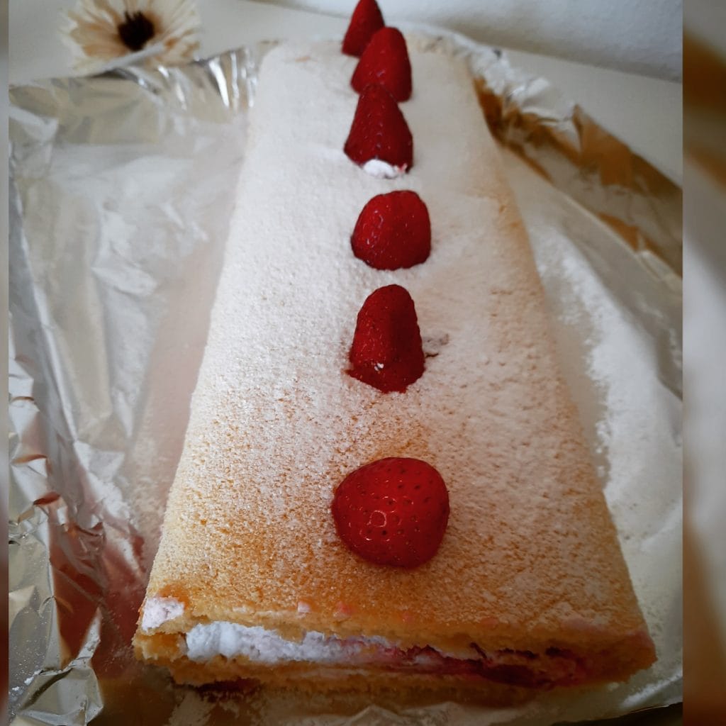 bûche aux fraises et à la crème