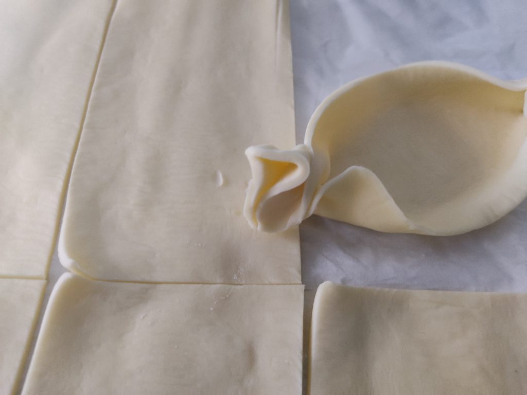 Barquettes de pâte feuilletée saumon et avocat