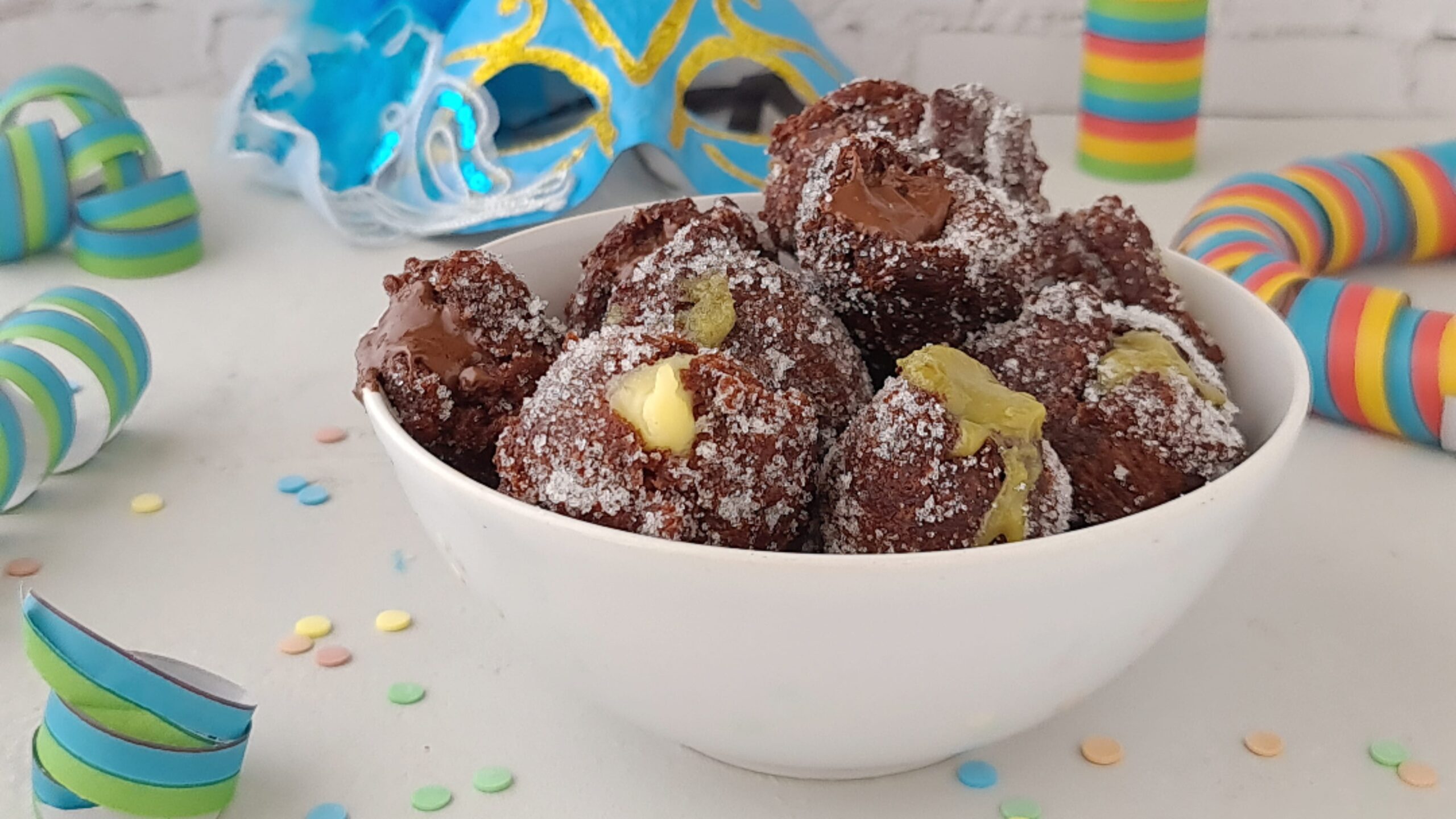 Beignets de carnaval au cacao fourrés, pâte molle à la cuillère