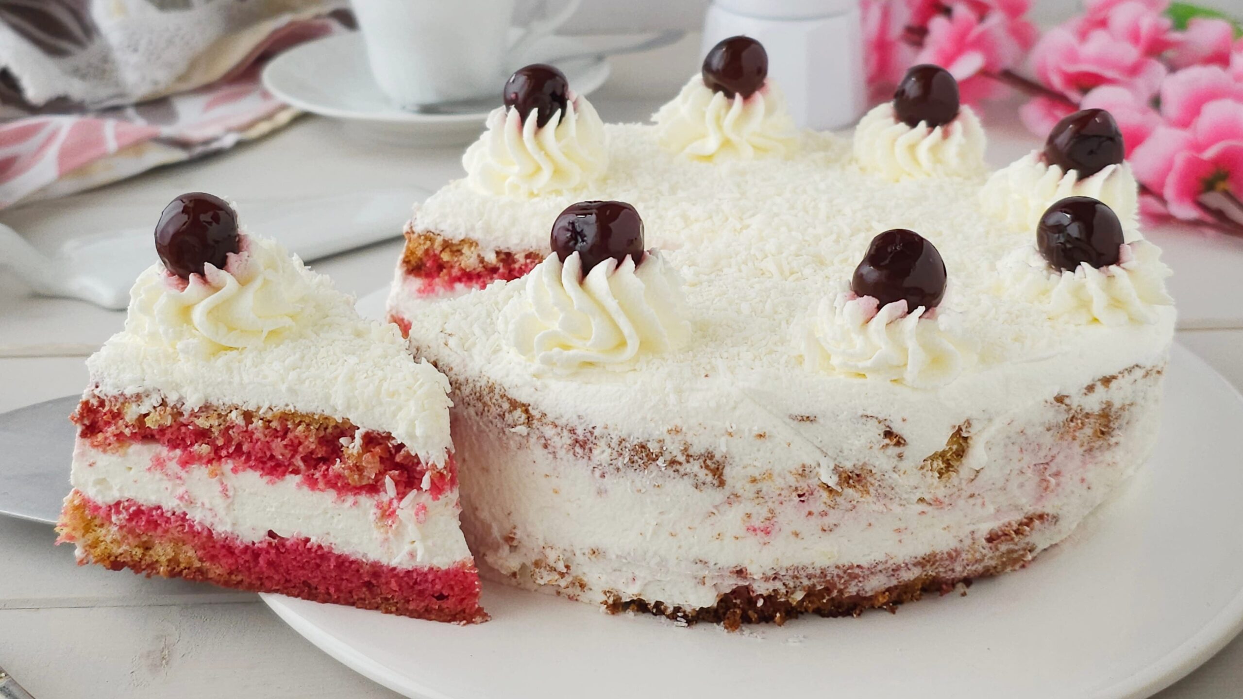 Gâteau à la crème fouettée et alchermes