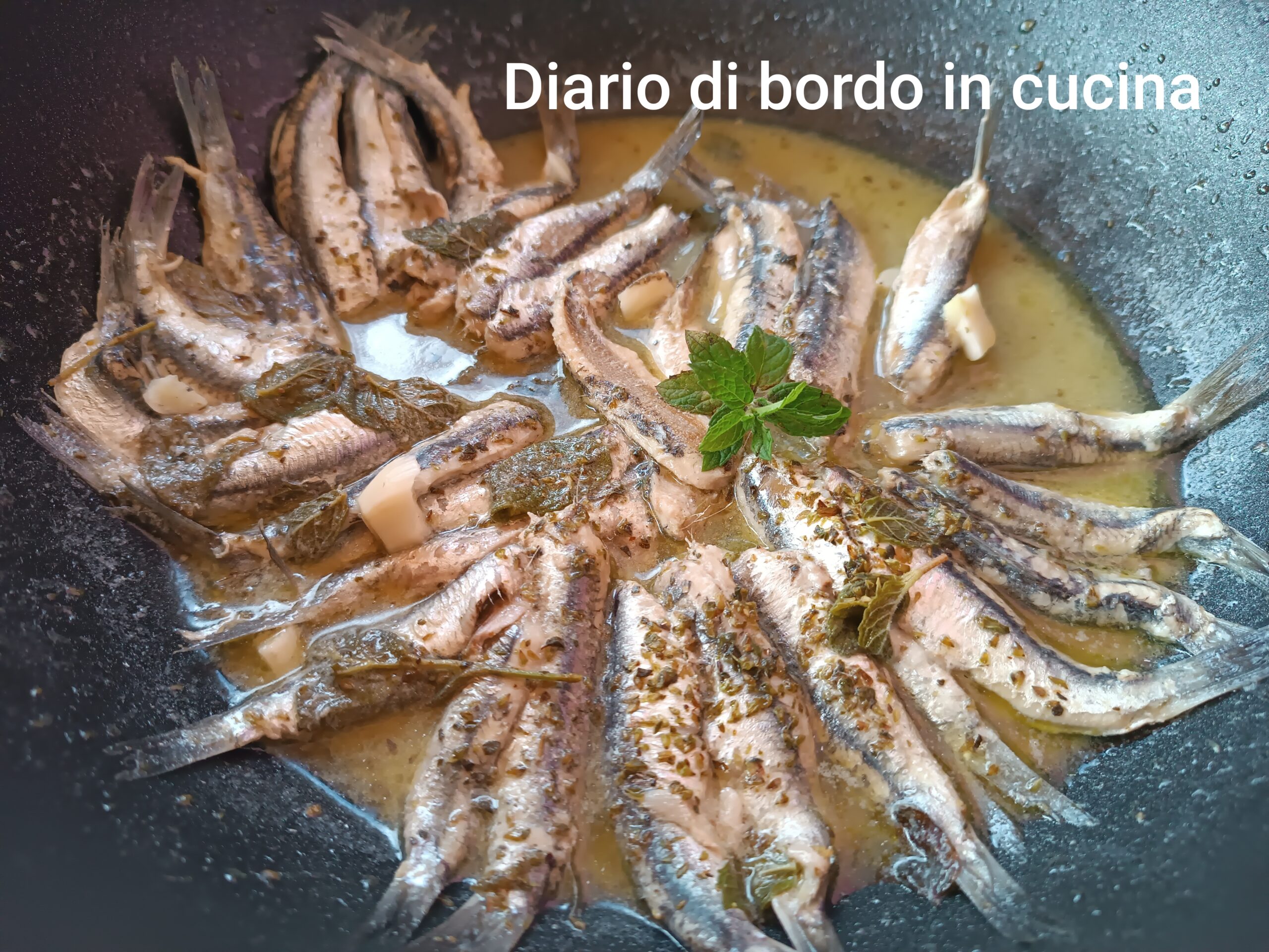 Anchois à la poêle avec menthe et vinaigre