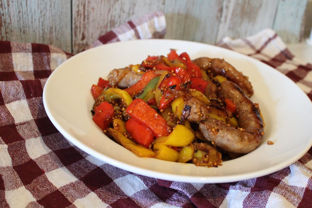 Saucisse avec poivrons et moutarde