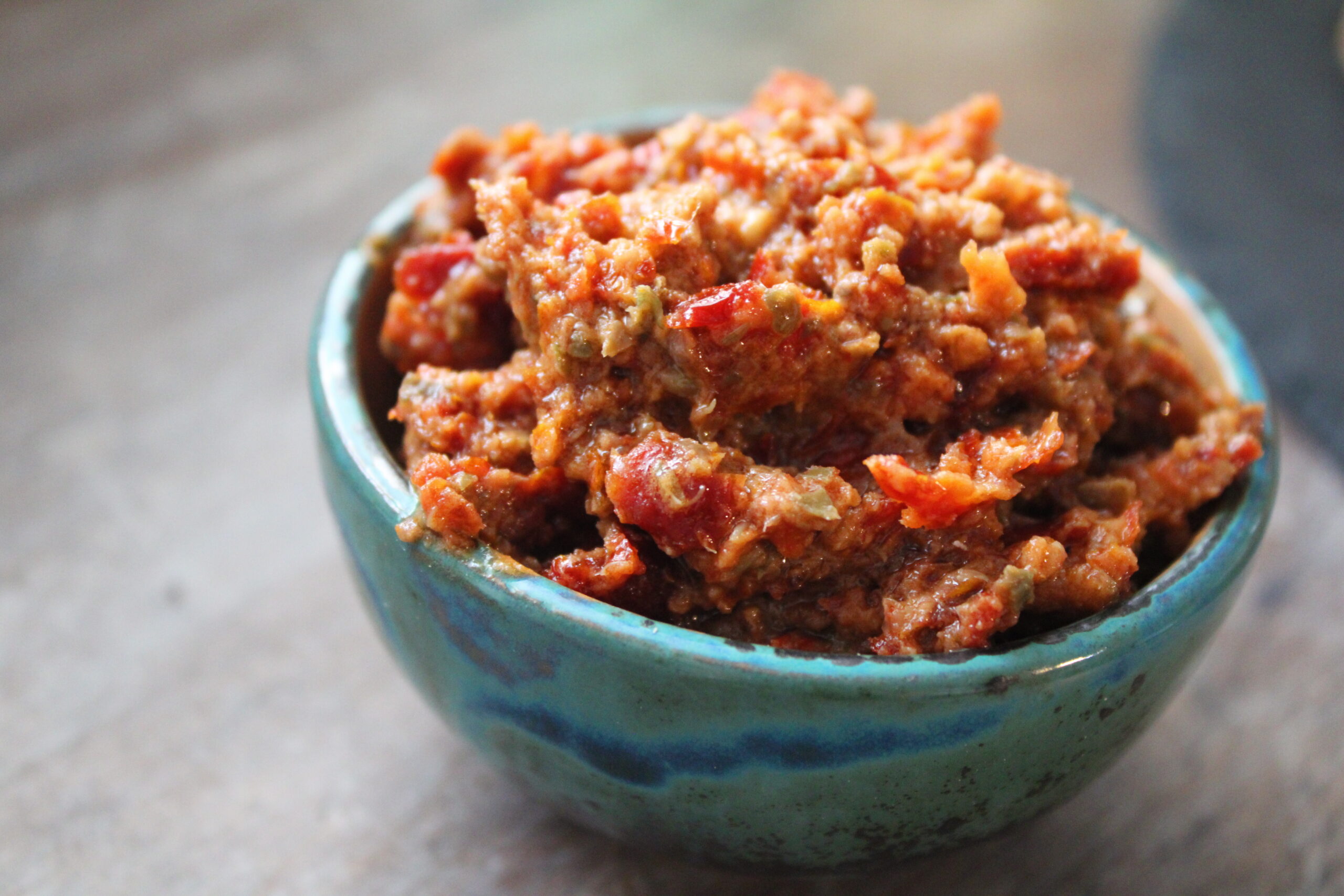 Pesto de tomates séchés avec anchois et olives.