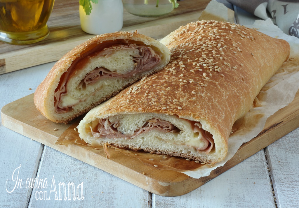 Strudel salé avec mortadelle et crème de fromage