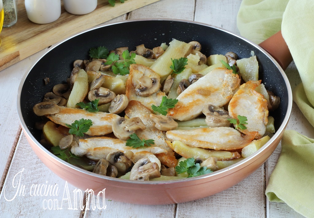 Filet de poulet avec pommes de terre et champignons