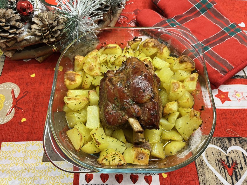 Jarret de jambon rôti au four avec des pommes de terre