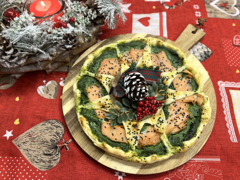 Couronne de Noël au saumon et aux épinards