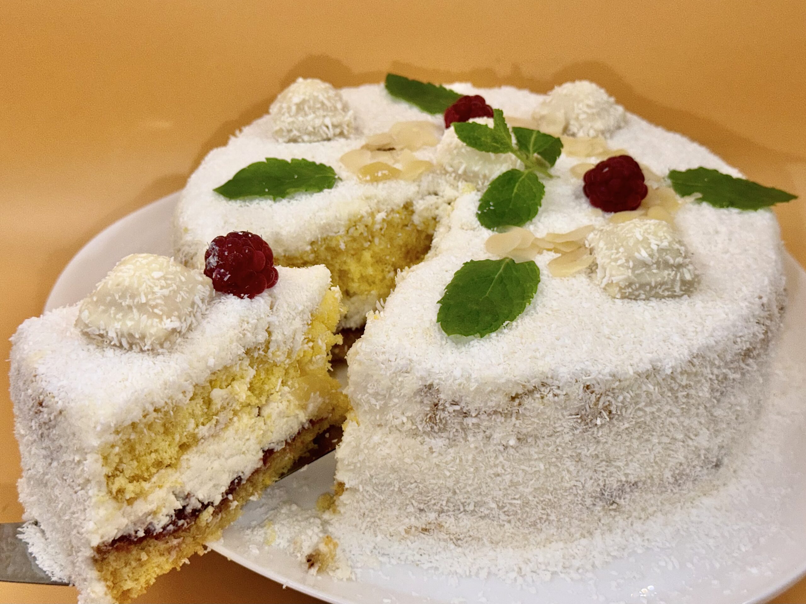 🍑 Gâteau Raffaello avec Génoise et Confiture de Framboises
