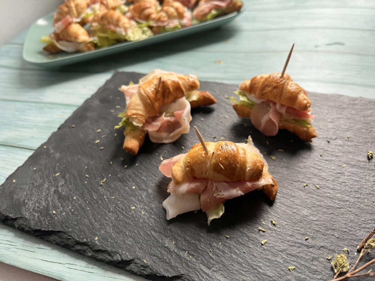 Mini croissants feuilletés farcis.