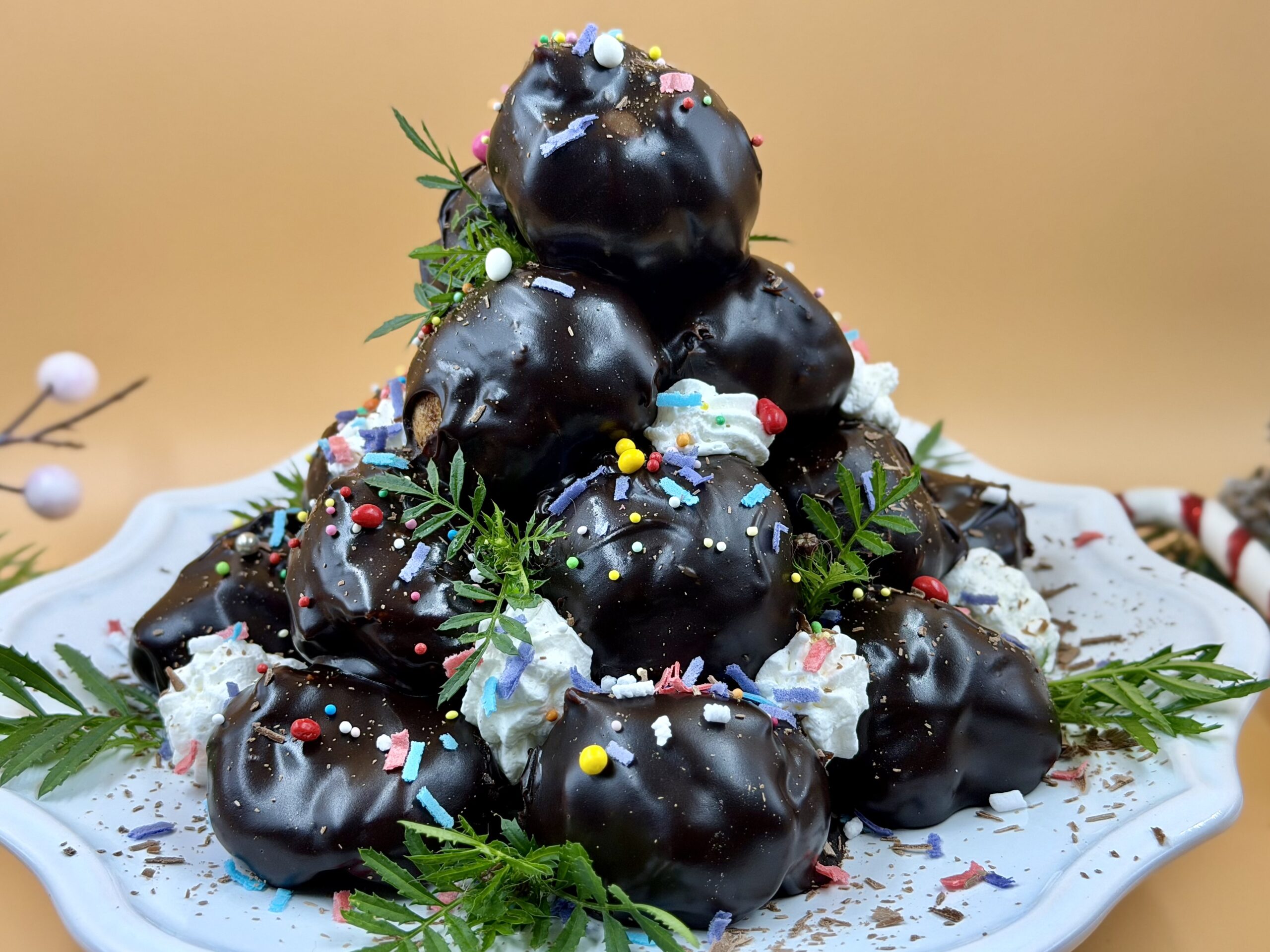 Arbre de Profiteroles de Noël – Recette Facile et Scénique pour les Fêtes