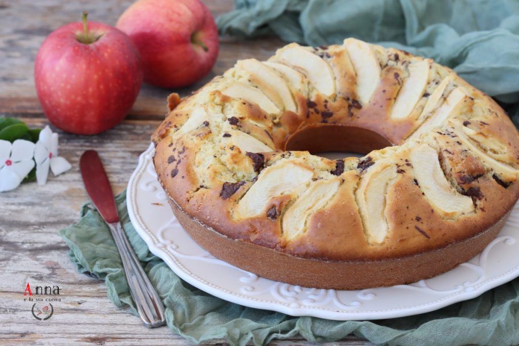 Couronne au lait avec pommes et chocolat