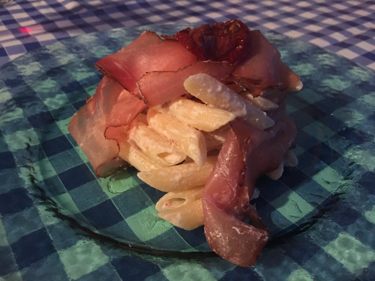 Pennette à la crème de philadelphia, speck et tomates séchées.