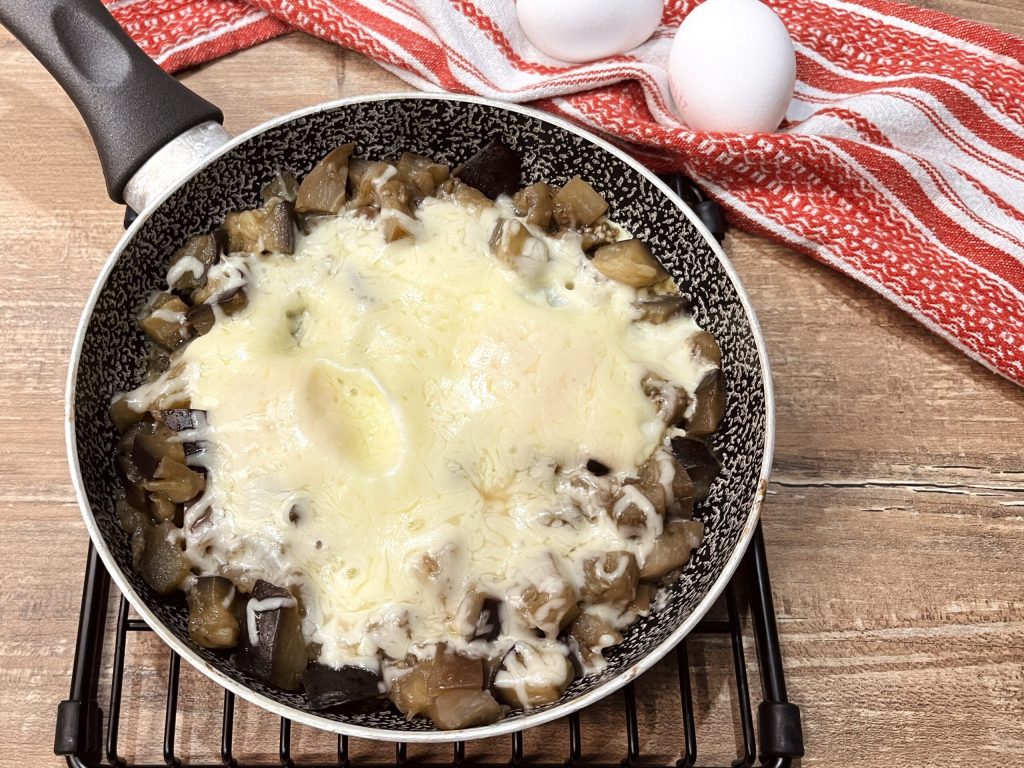 Œufs à la poêle avec des aubergines