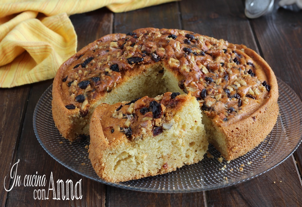 Gâteau aux pommes avec noix et raisins secs