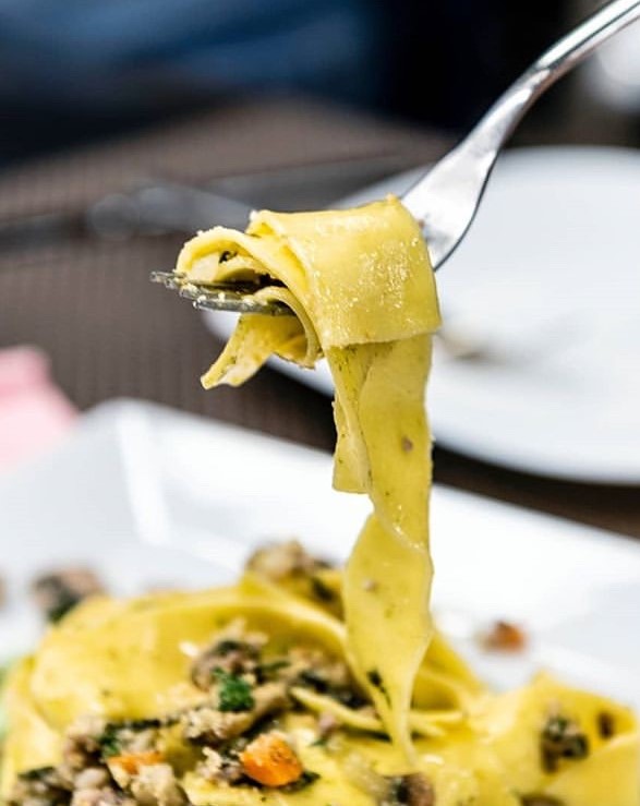 pappardelle aux champignons et saucisse avec des cimes de navet